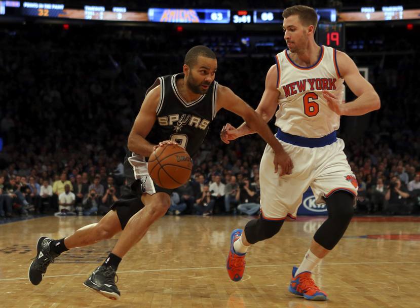 Madison Square Garden, sorprendente sconfitta di San Antonio Spurs contro i New York Knicks che hanno vinto 104-100 ai supplementari. Tony Parker e Travis Wear (Reuters)